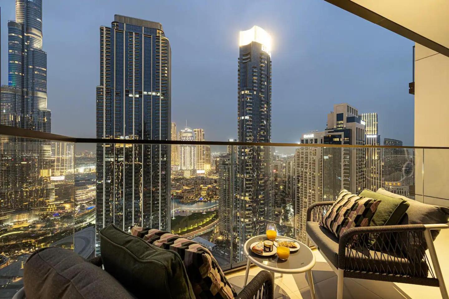 Burj Crown - New Sky High, Near Burj Khalifa, Boulevard View, Opposite Mall Apartment